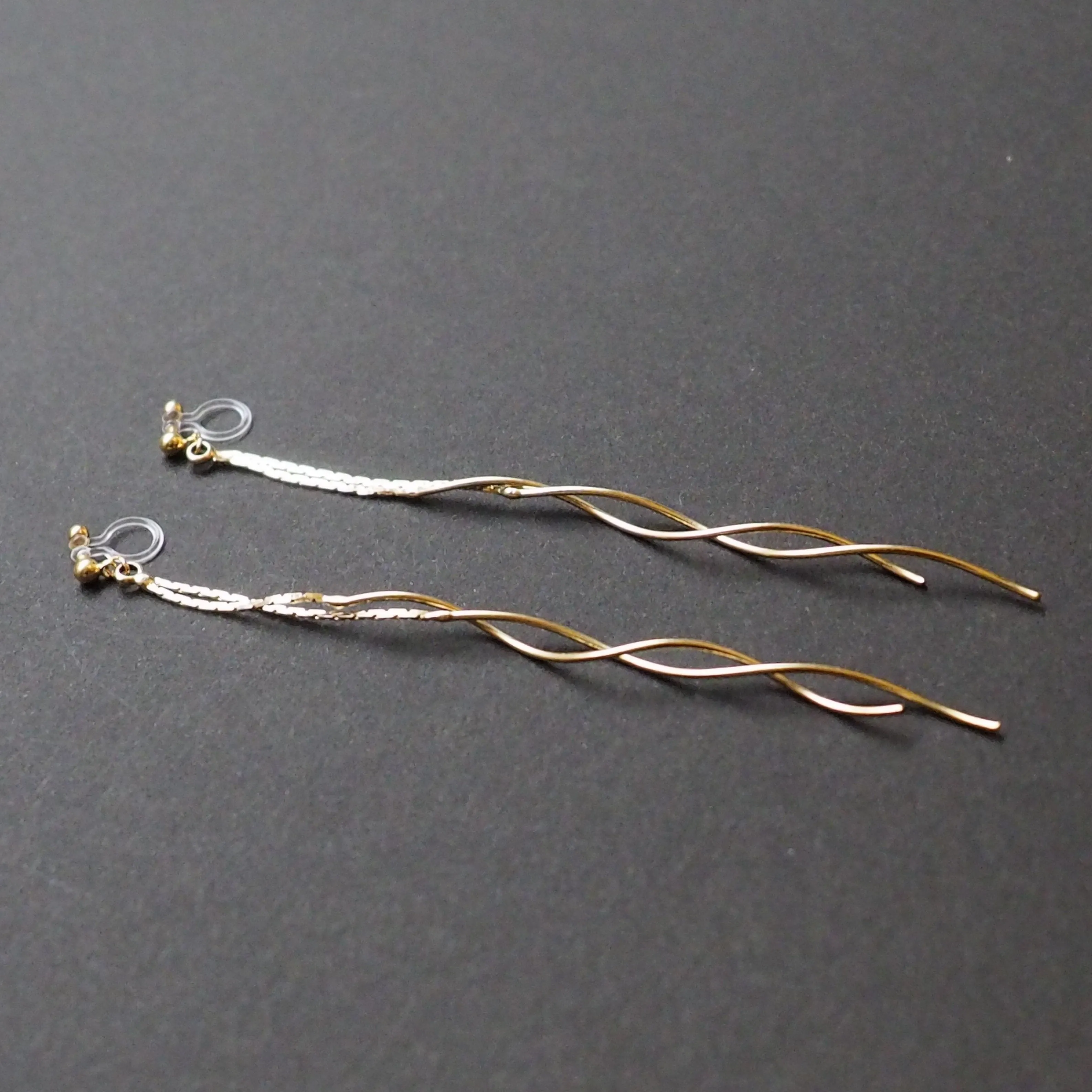 Double wave bar invisible clip on earrings ( Gold tone )