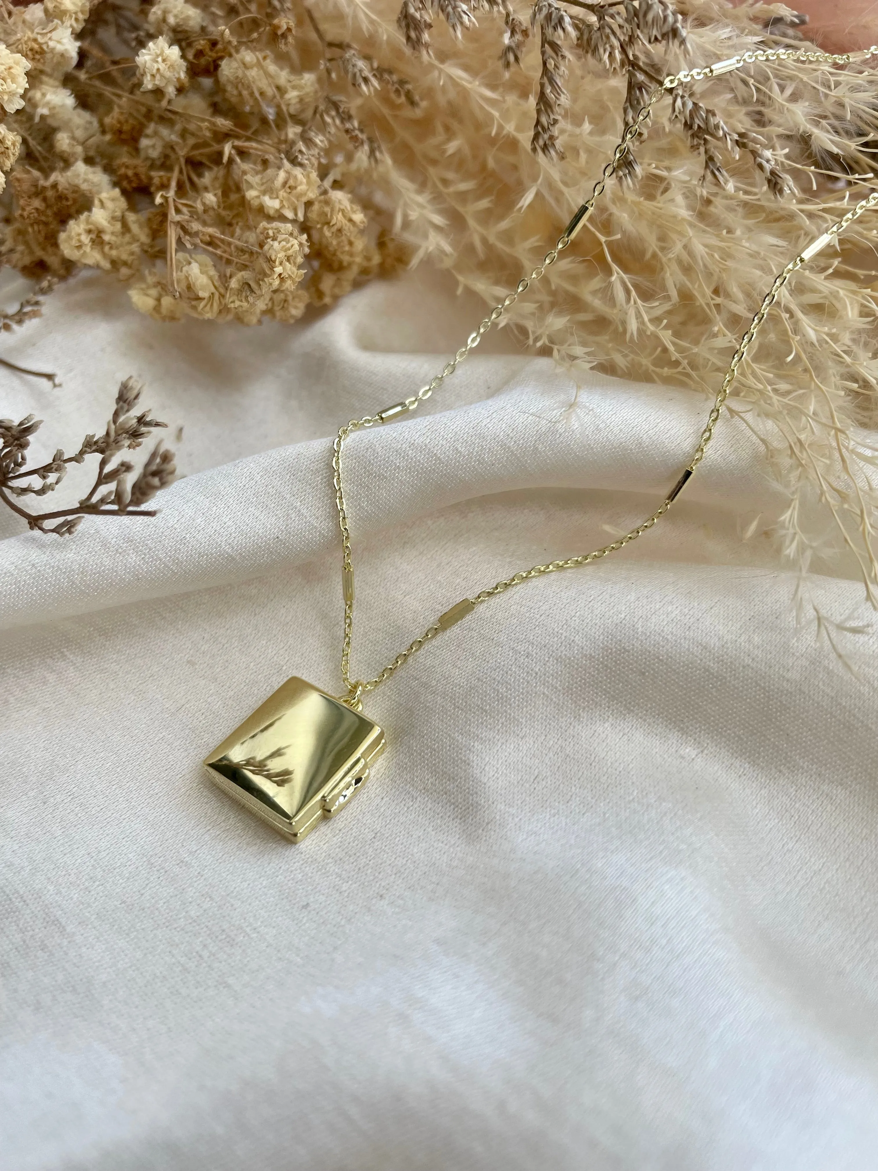 (PREORDER) Square Locket In Solid Gold 18K