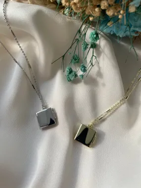 (PREORDER) Square Locket In Solid Gold 18K