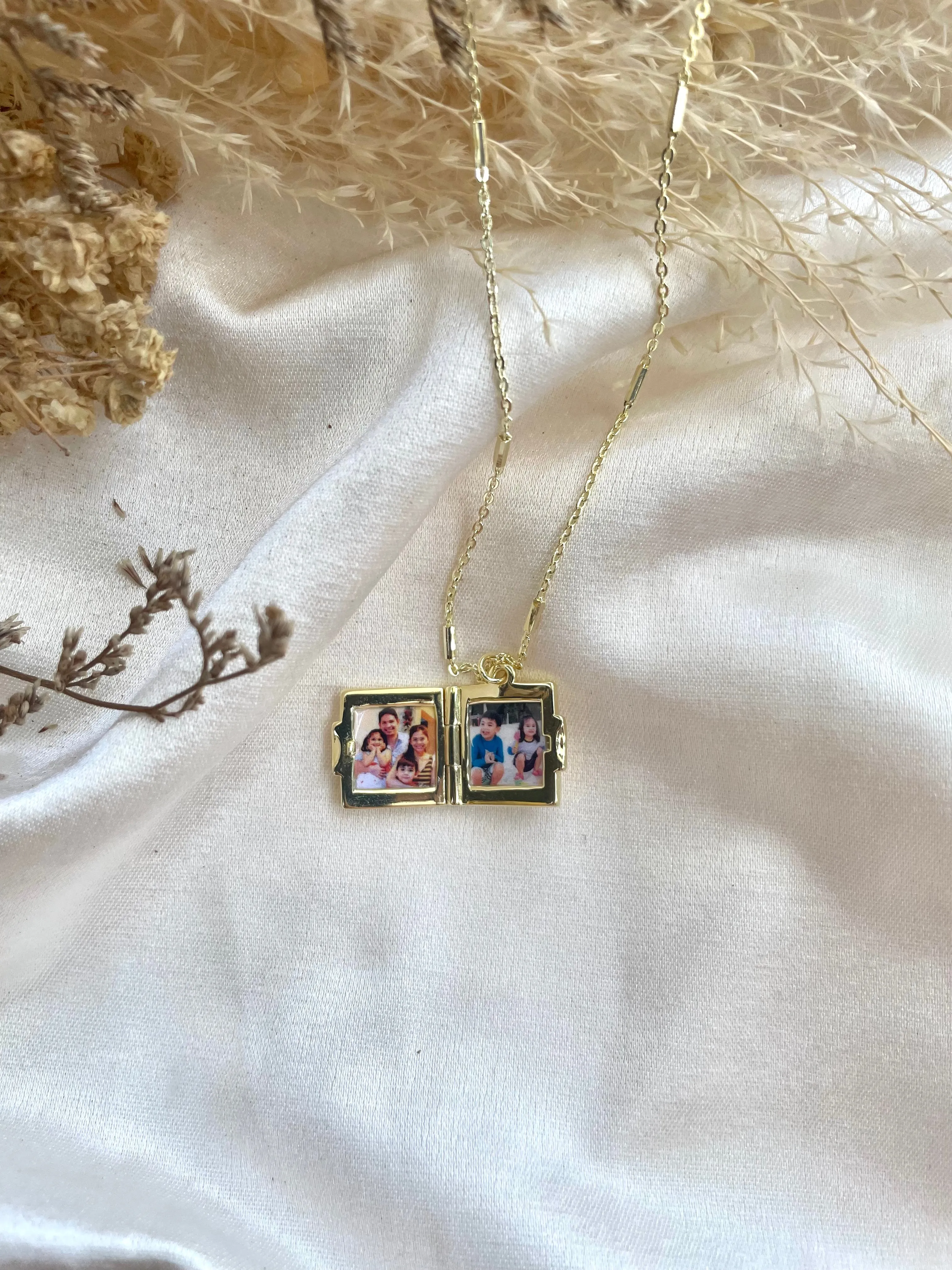 (PREORDER) Square Locket In Solid Gold 18K