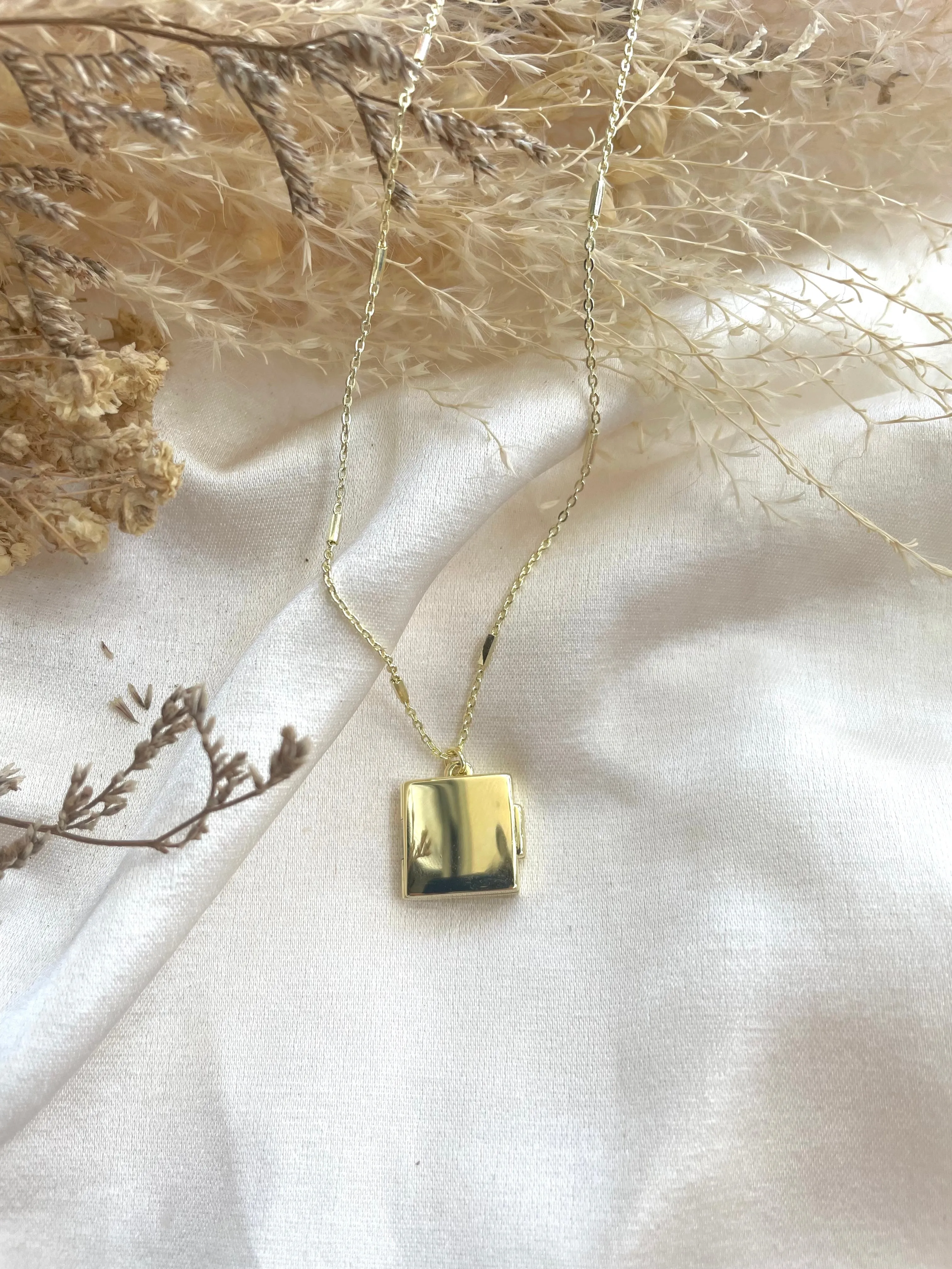 (PREORDER) Square Locket In Solid Gold 18K